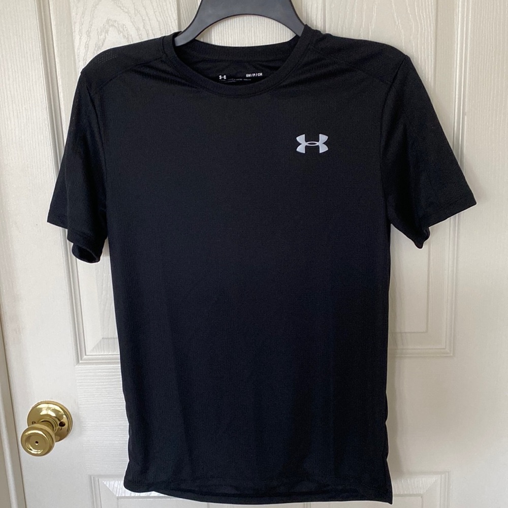 *NEW* “Under Armour” black top; size small